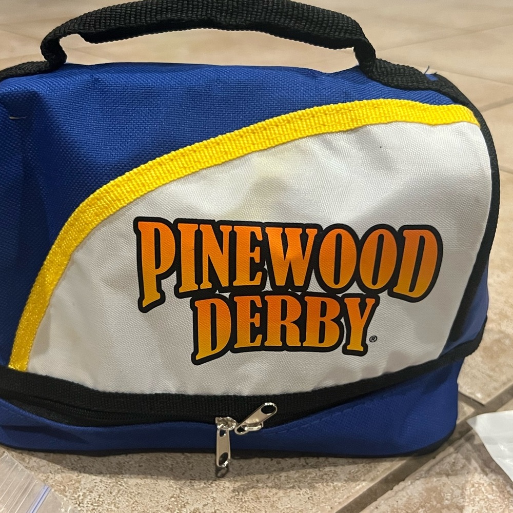Cubscouts Pinewood derby set/bag
